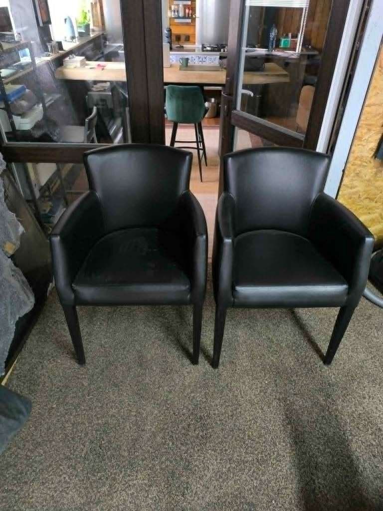 Lot van 2 vierkante tafels en 2 horecastoelen