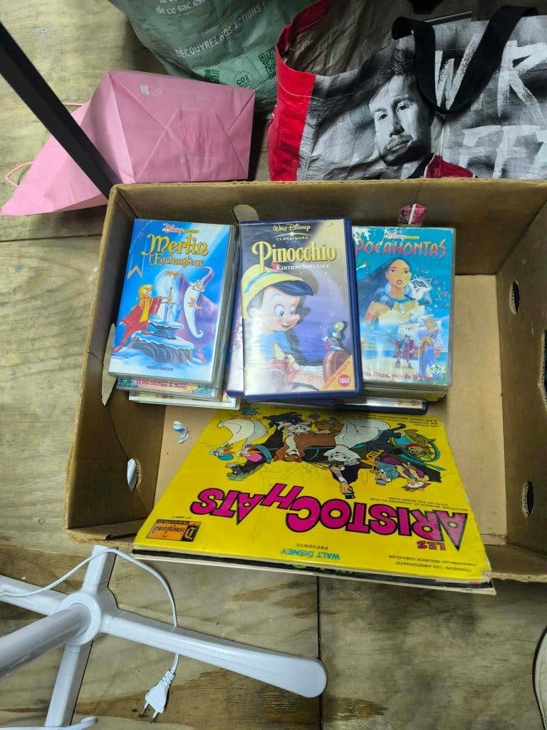 Lot van 63 VHS-cassettes, vooral Disney
